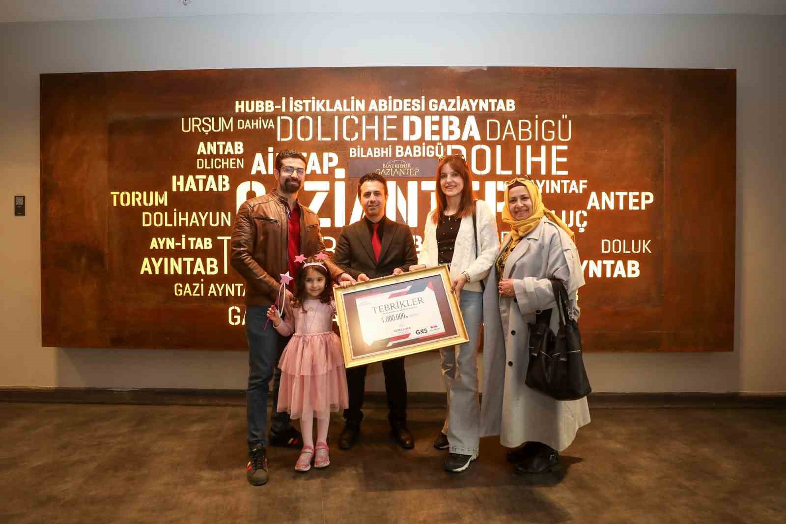 Gaziantep 25 Aralık Panorama M&uuml;zesi&rsquo;nin 1 milyonuncu ziyaret&ccedil;isi minik Elisa oldu
