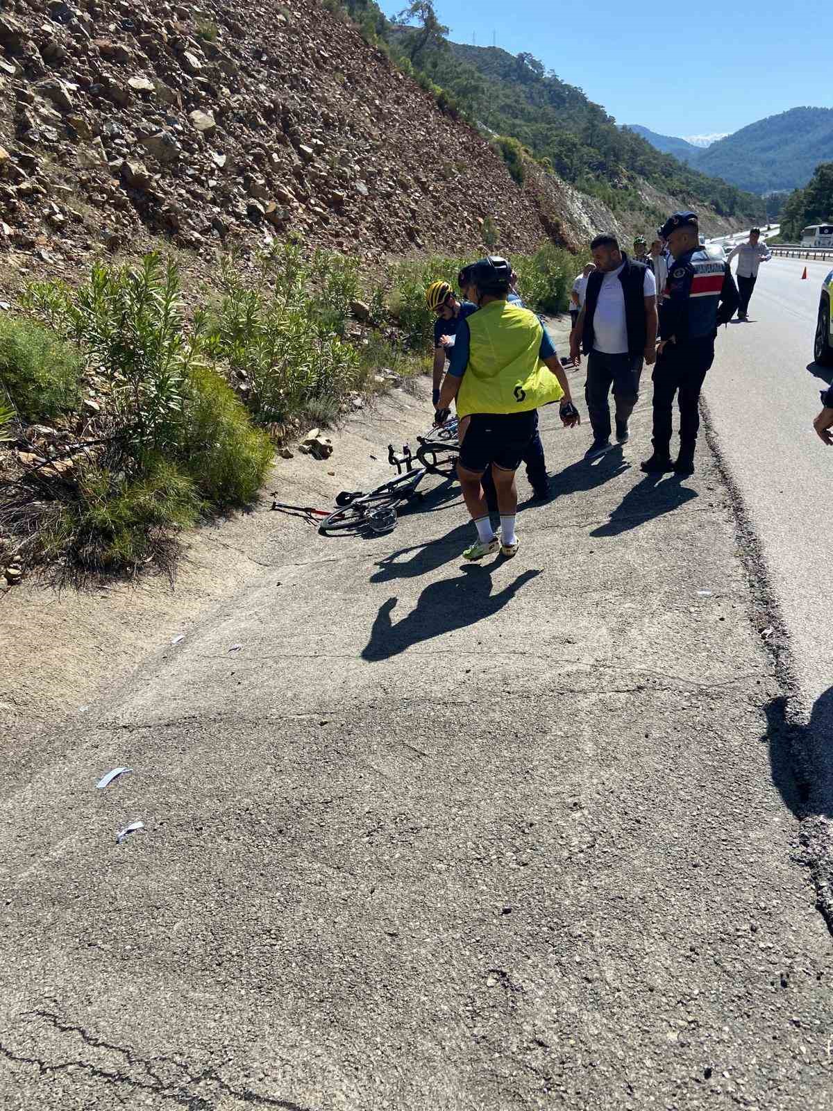 Fethiye’de otomobil bisikletli gruba çarptı: 3 yaralı