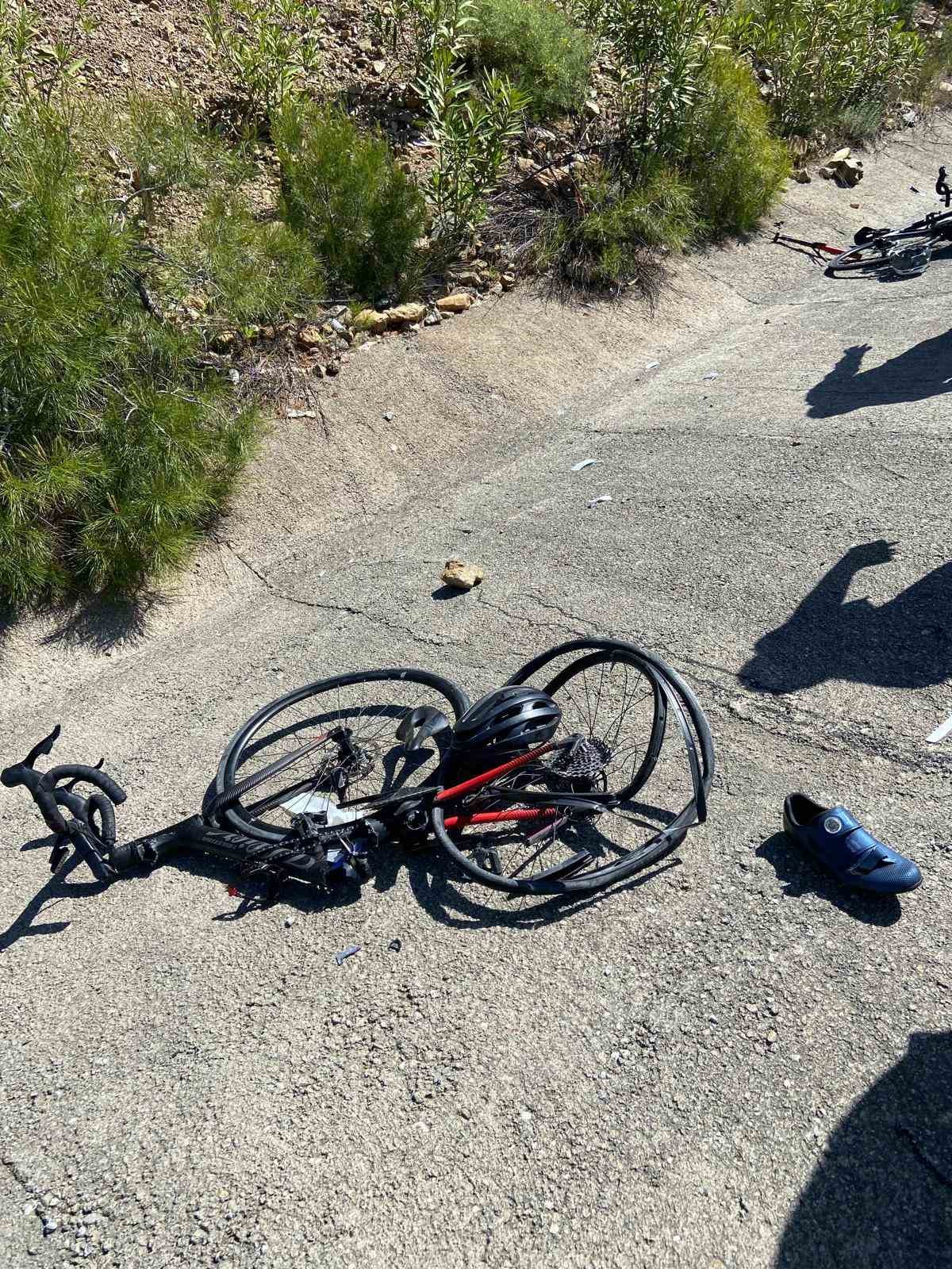 Fethiye’de otomobil bisikletli gruba çarptı: 3 yaralı