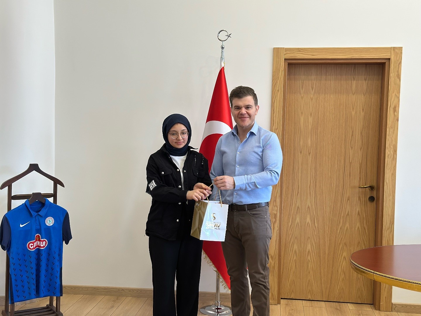 Simav Kaymakamı Karaloğlu, Türkiye derecesi elde eden hafız öğrenciyi ödüllendirdi