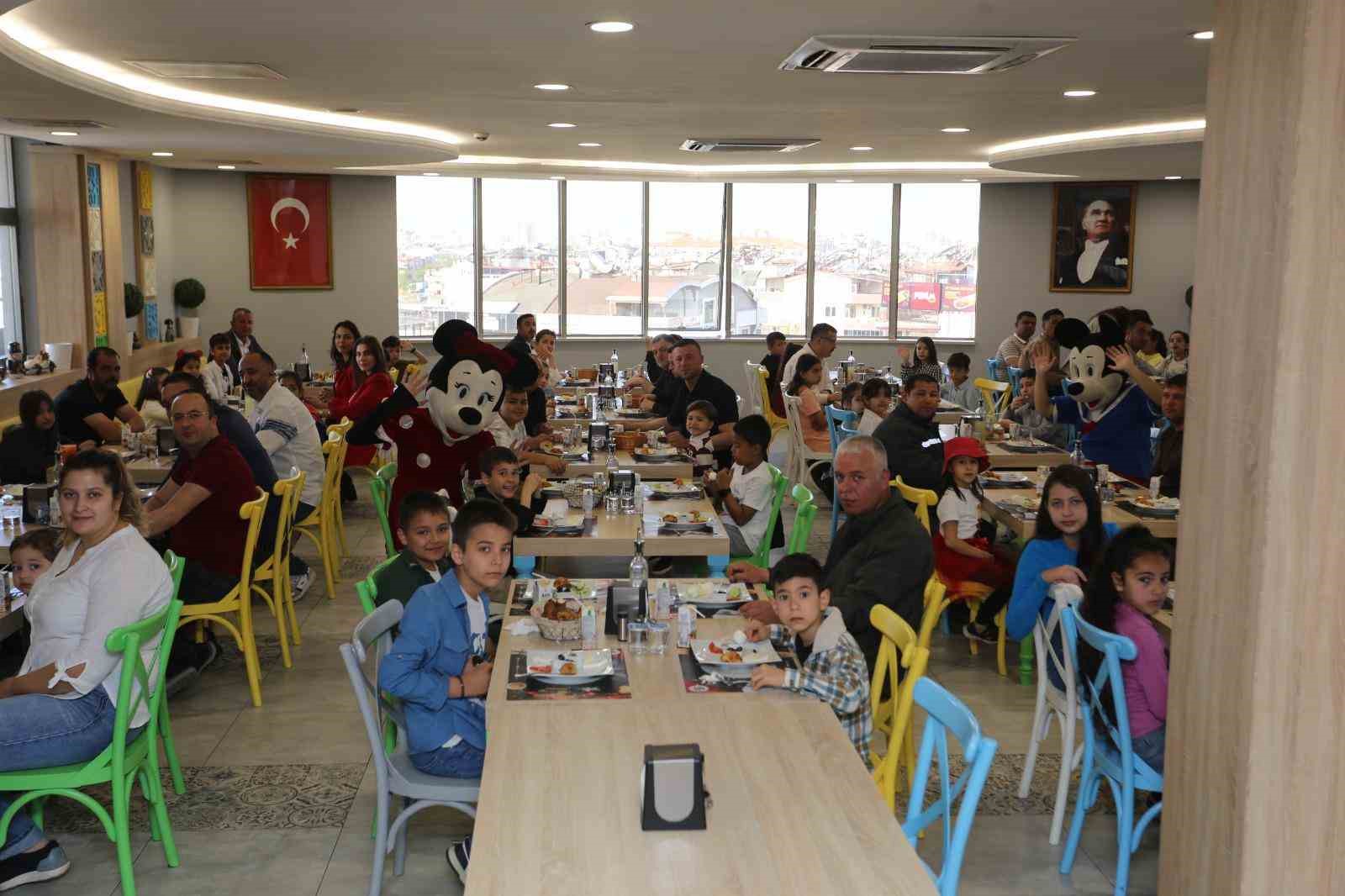 Kepez Belediyesi’nde minikler anne ve babalarının iş yerinde ağırlandı