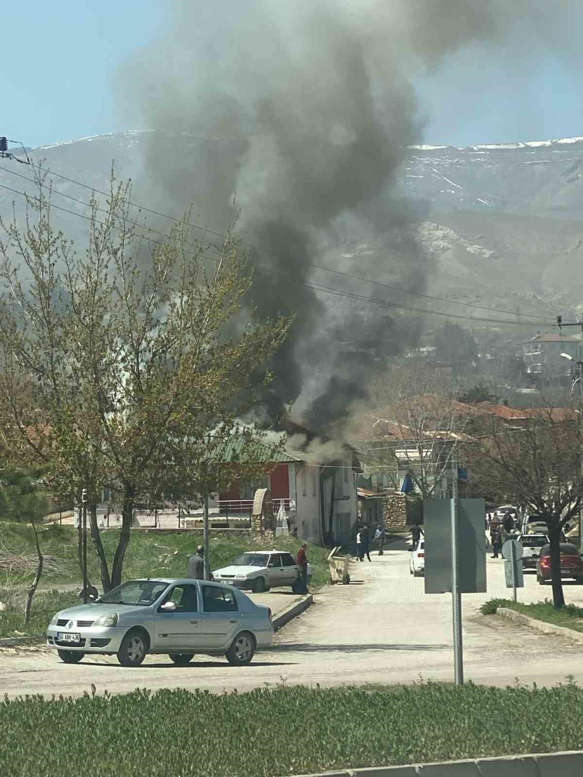 Divriği’de çatı yangını bitişikteki binaya sıçradı