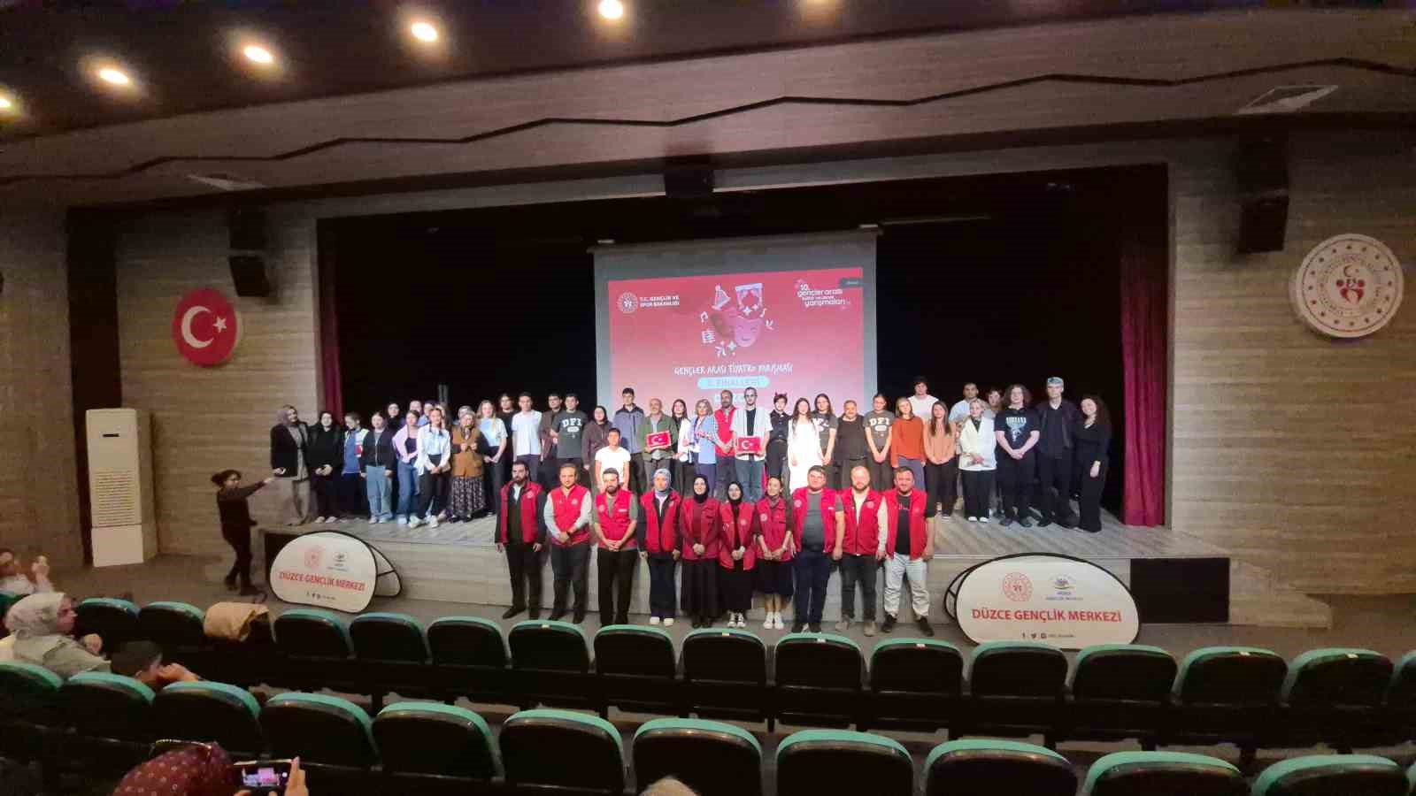 Liseliler, tiyatro sahnesinde birincilik için yarıştı