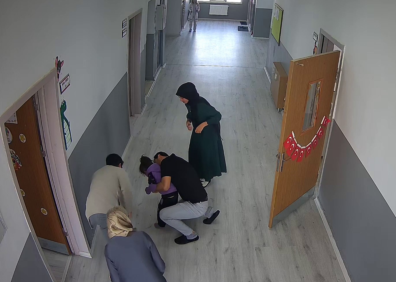 Nefessiz kalan öğrenciye okul müdüründen heimlich manevrası