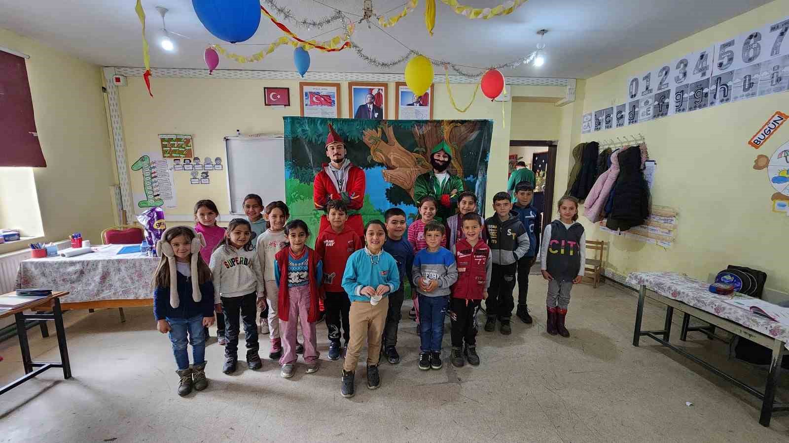 Karagöz ve Hacivat, köy okullarında çocuklarla buluşuyor