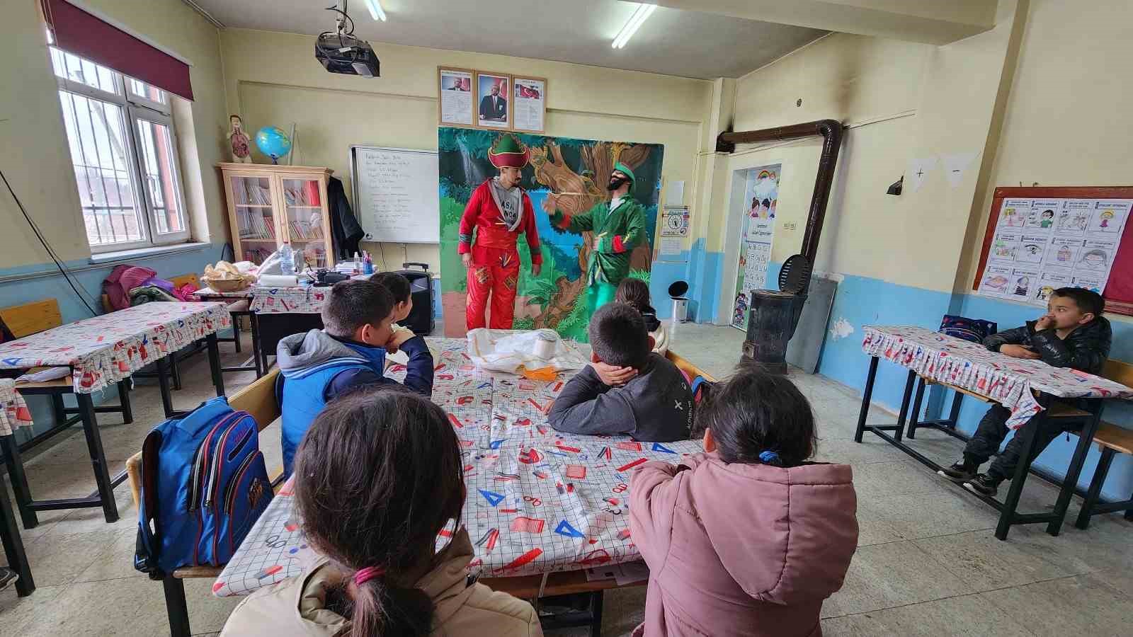 Karag&ouml;z ve Hacivat, k&ouml;y okullarında &ccedil;ocuklarla buluşuyor
