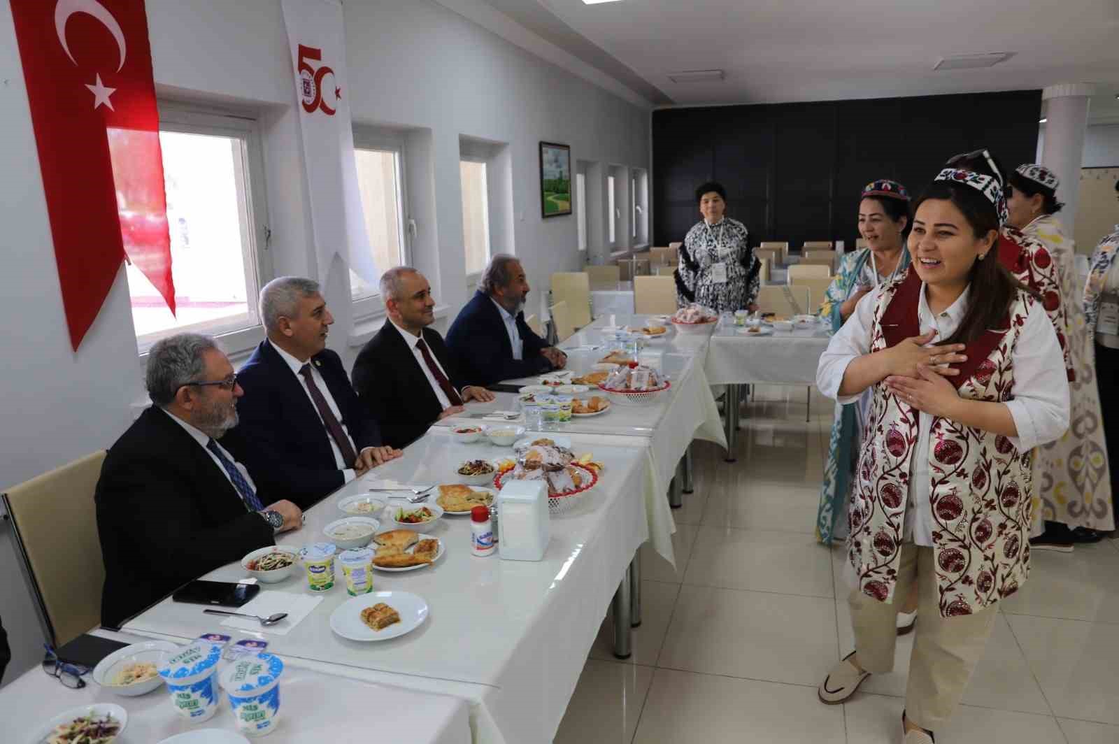 Fırat Üniversitesinde Özbek akademisyenlerden anlamlı ’Şükran Günü’