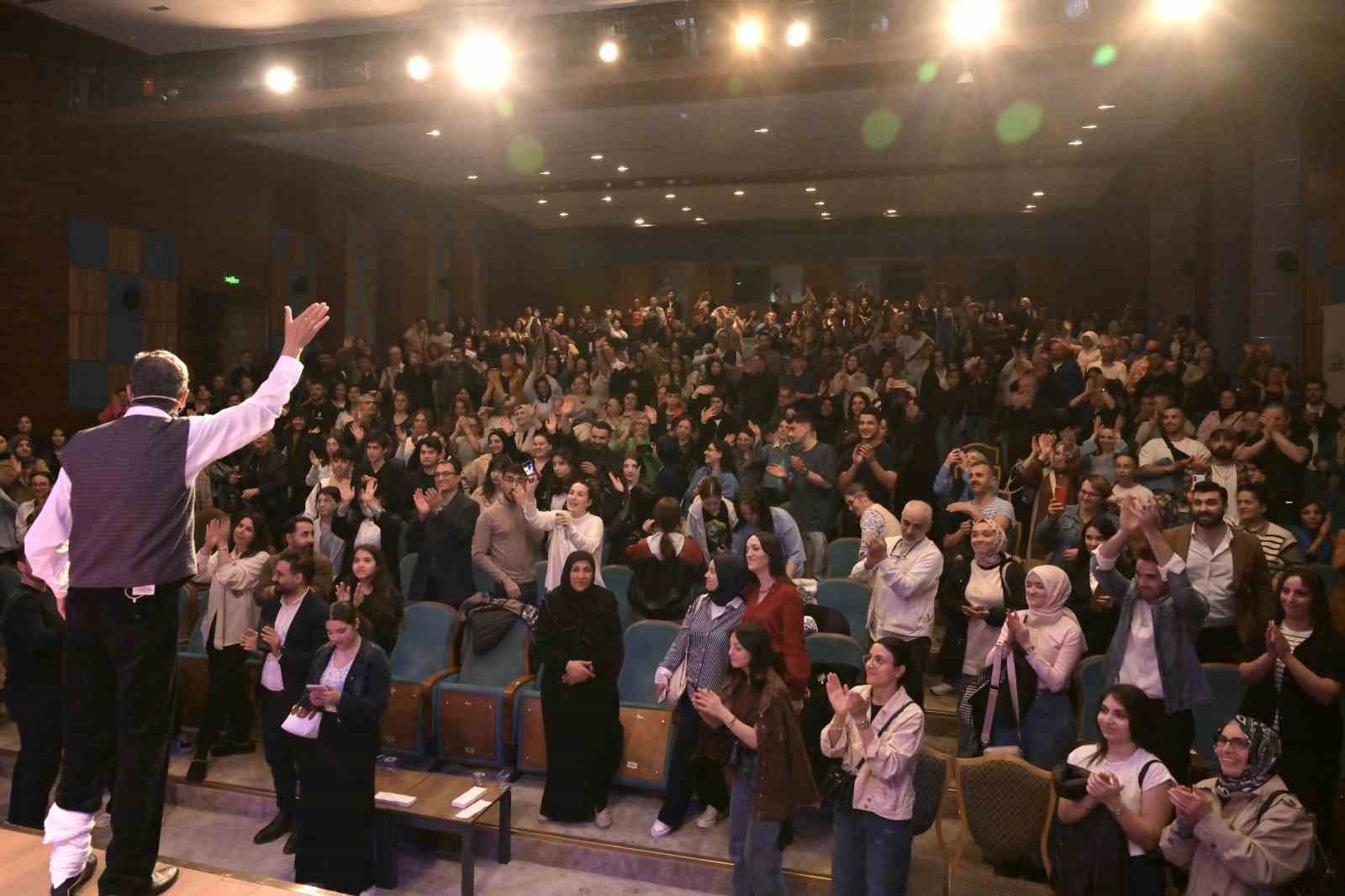 Esenyurt’ta kültür sanat coşkusu: Çehov Kabare kapalı gişe oynadı