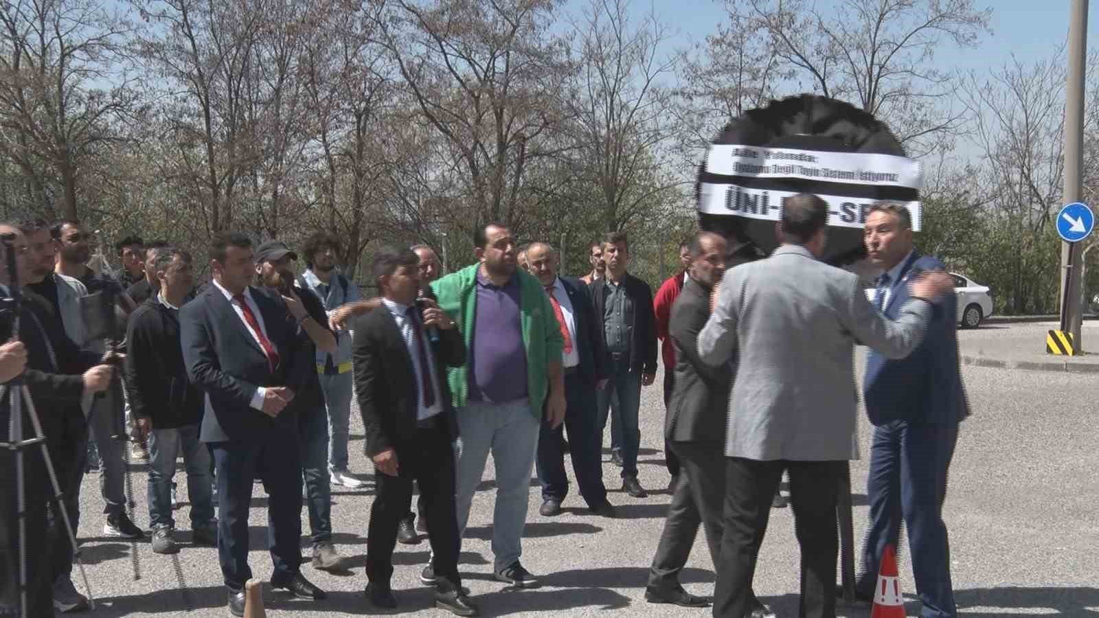 ÜNİPERSEN’den YÖK önünde siyah çelenkli basın açıklaması