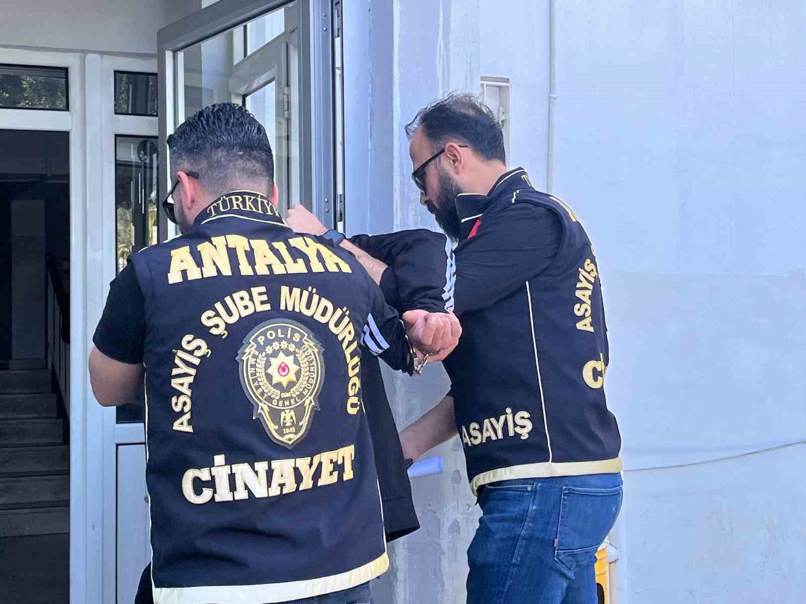 Kendisini taciz ettiğini iddia ettiği arkadaşını &ouml;ld&uuml;rd&uuml;
