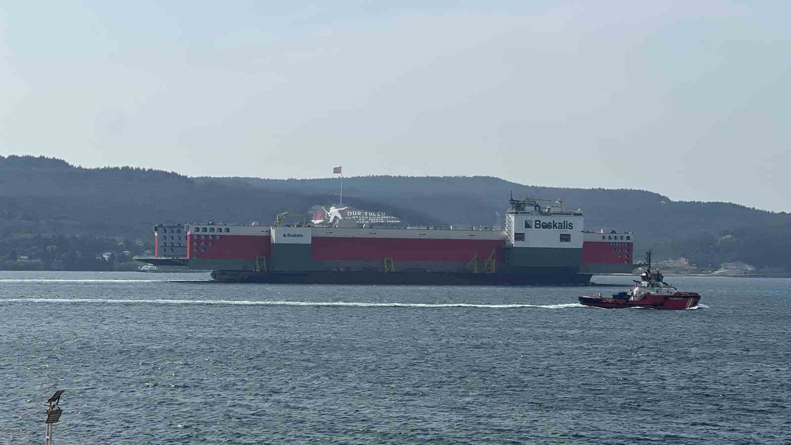 Dev Yüzer Havuz Çanakkale Boğazı’ndan geçti