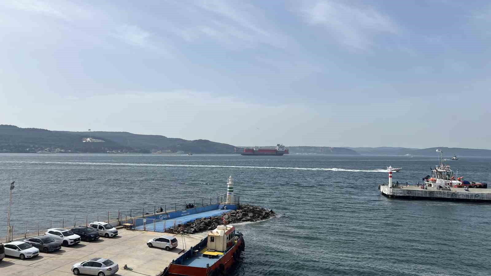 Dev Y&uuml;zer Havuz &Ccedil;anakkale Boğazı&rsquo;ndan ge&ccedil;ti
