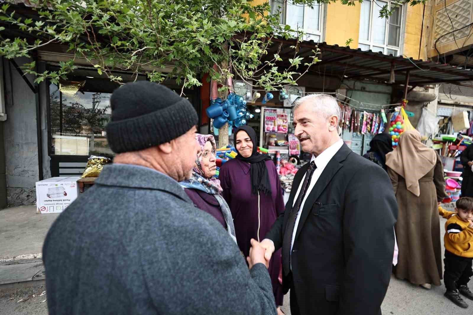 Tahmazoğlu, semt pazarı esnafını ziyaret etti