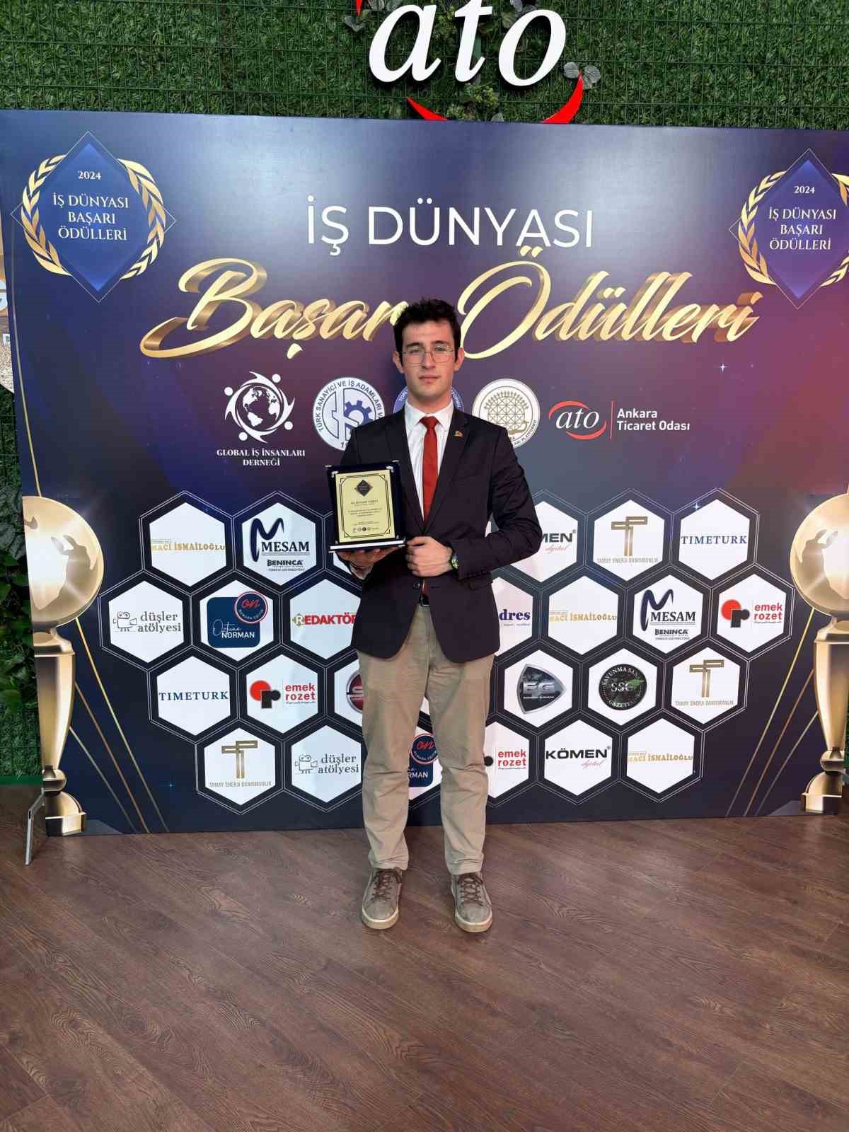 İş dünyasına desteklerinden dolayı İHA’ya plaket