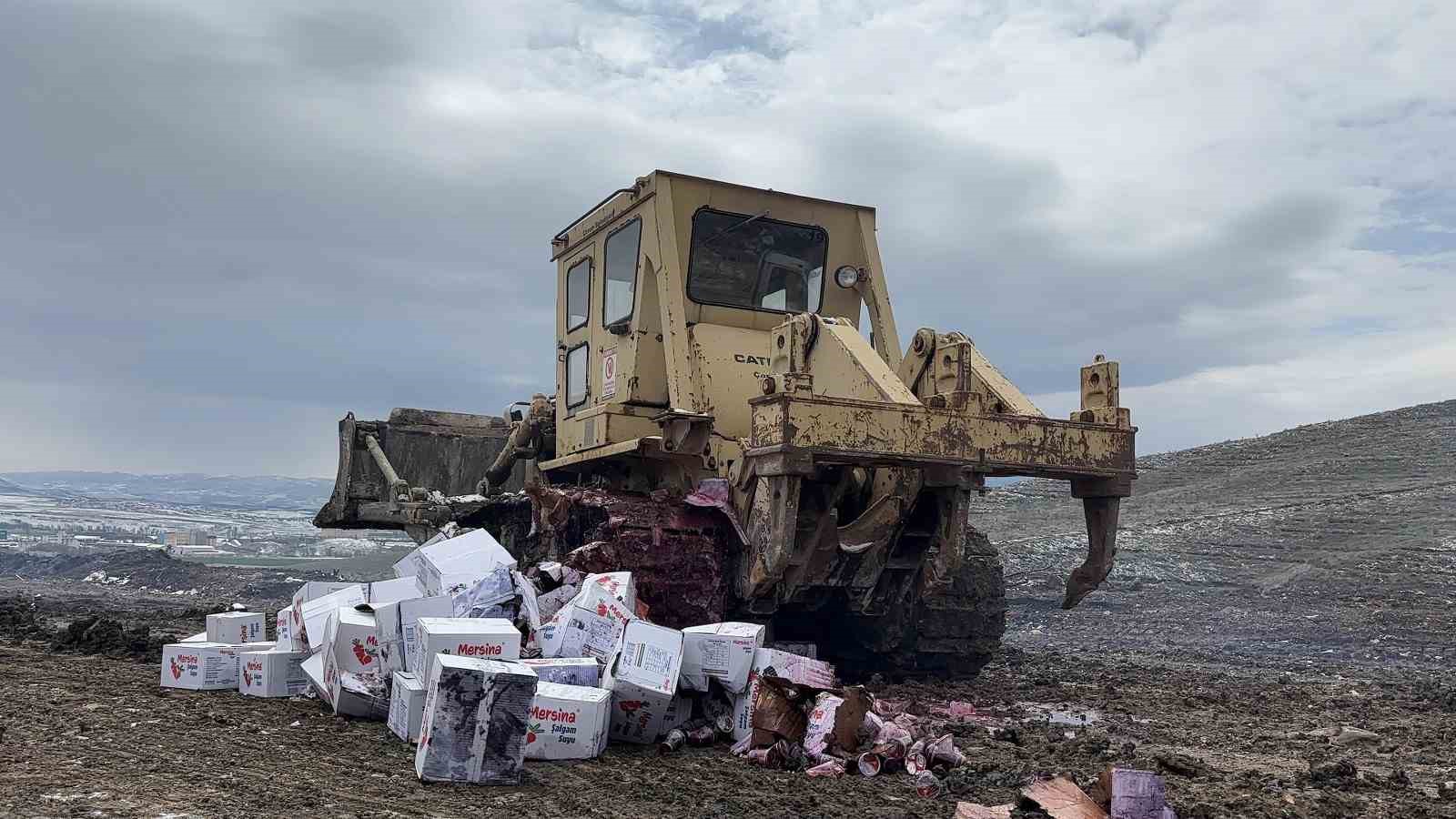 Çorum’da tarihi geçmiş 4 bin 200 şişe şalgam imha edildi
