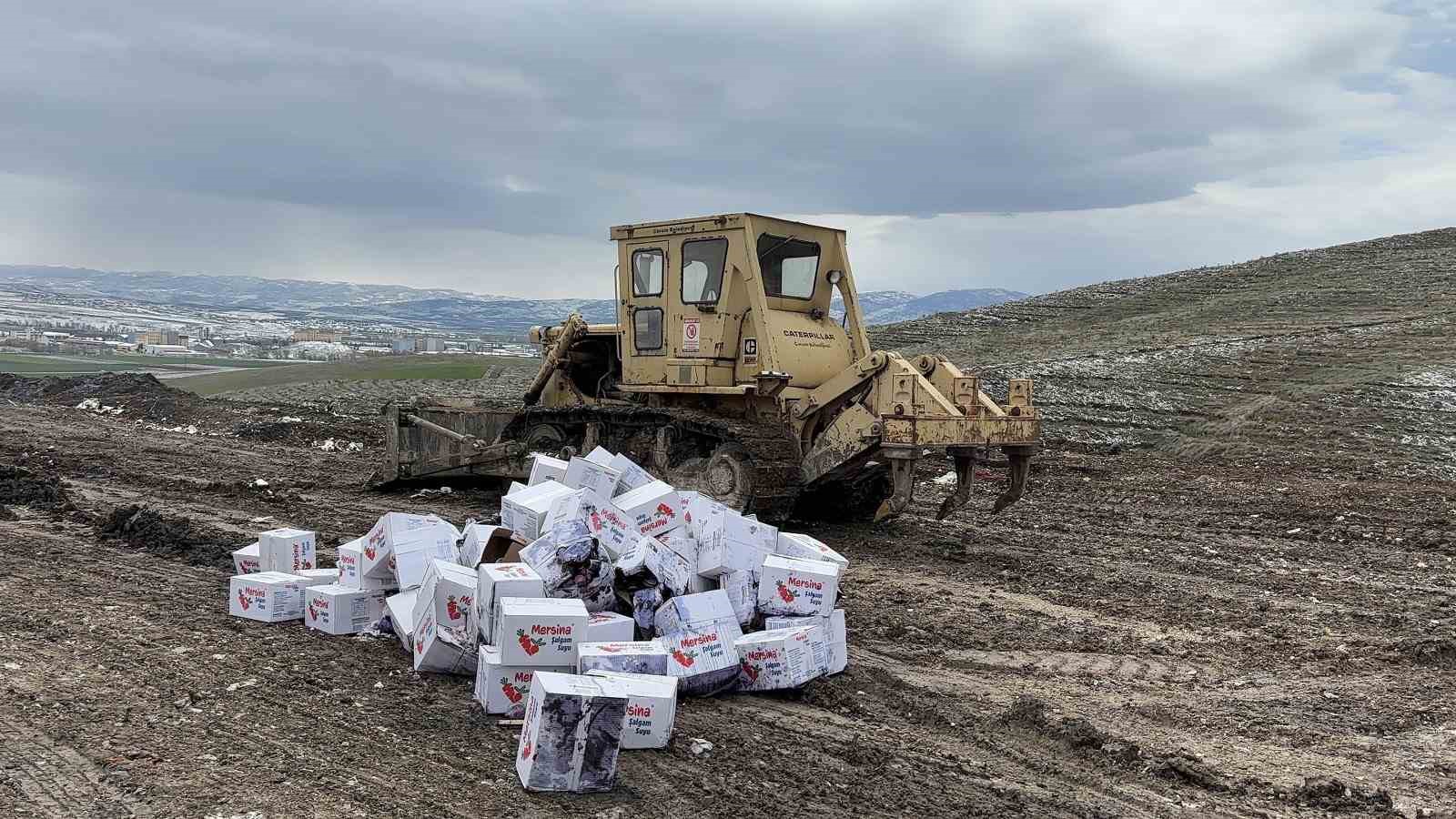 &Ccedil;orum&rsquo;da tarihi ge&ccedil;miş 4 bin 200 şişe şalgam imha edildi
