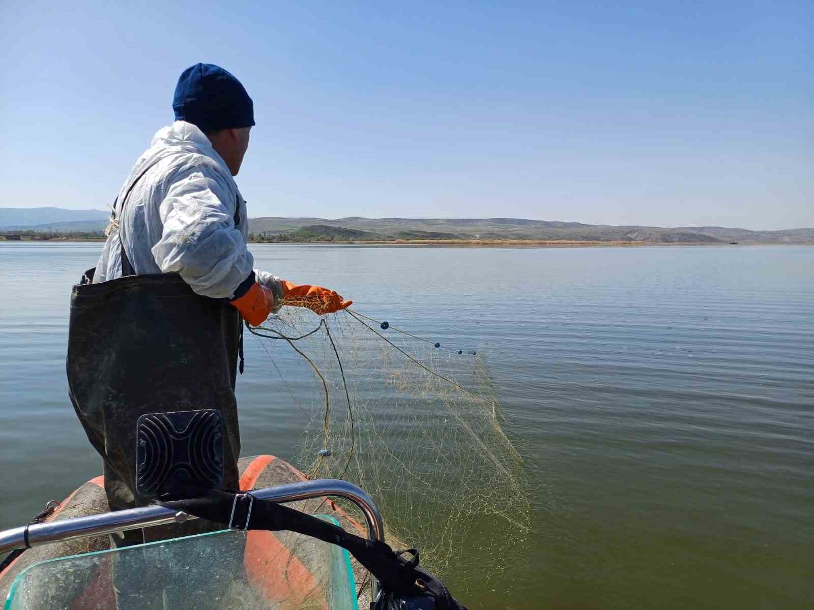 Çorum’da kaçak avcılığa geçit yok: Barajdan 2 bin 200 metre ağ çıktı