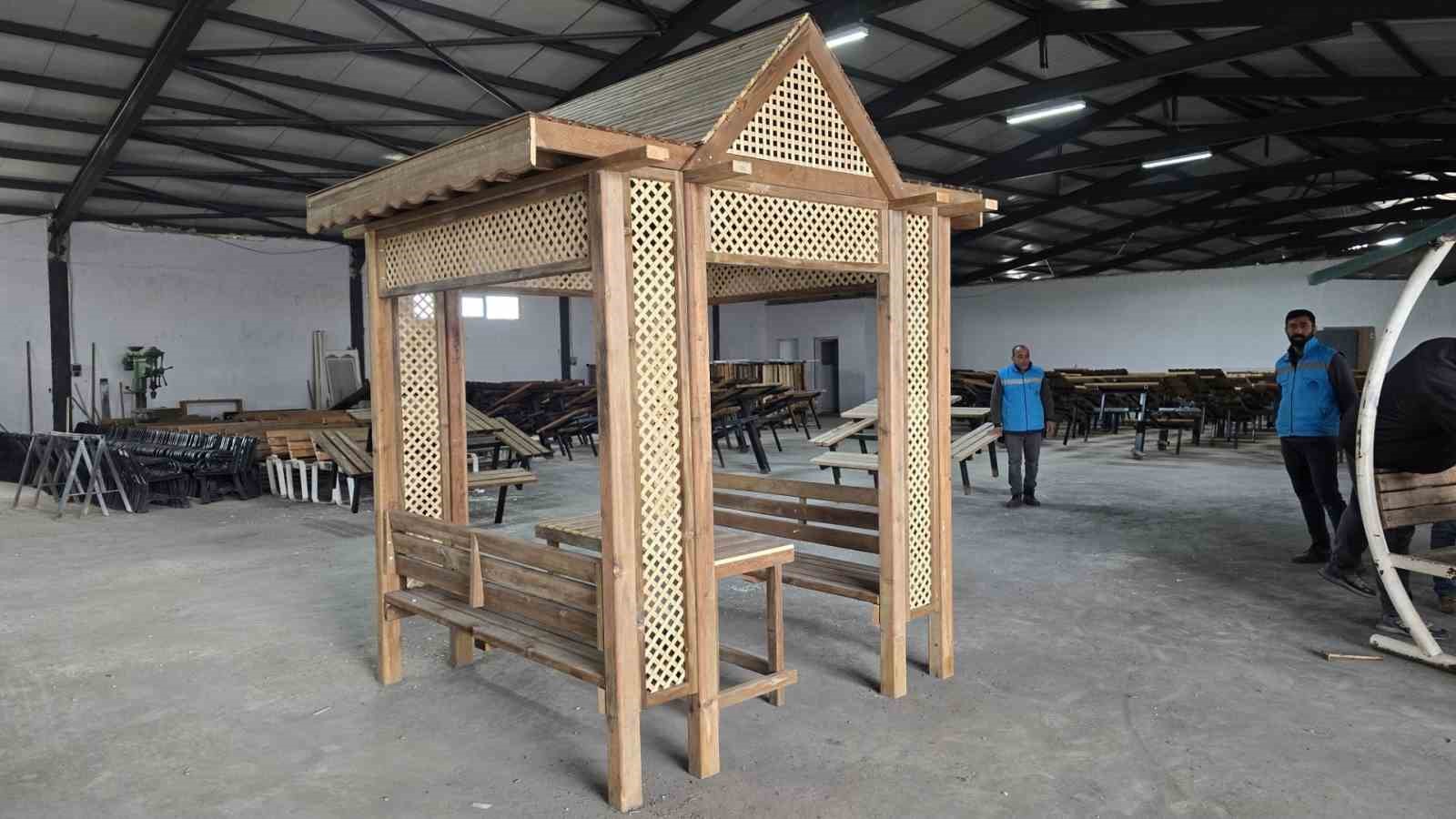 Eyyübiye, parklarındaki malzemeleri kendileri üretiyor