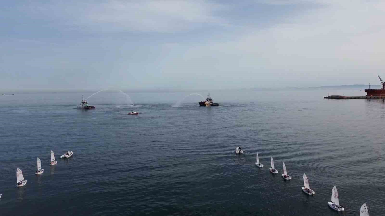 Marmara Denizi’nde yelken ve römorkör şov