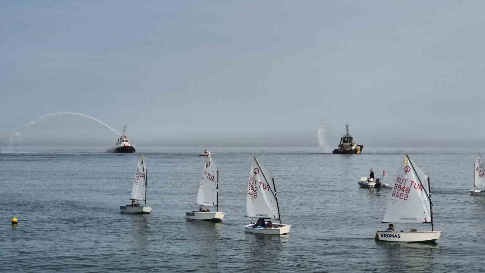 Marmara Denizi’nde yelken ve römorkör şov