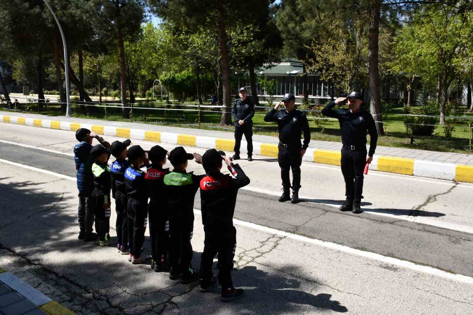 Diyarbakır’da çocuklar polis okulunu gezdi