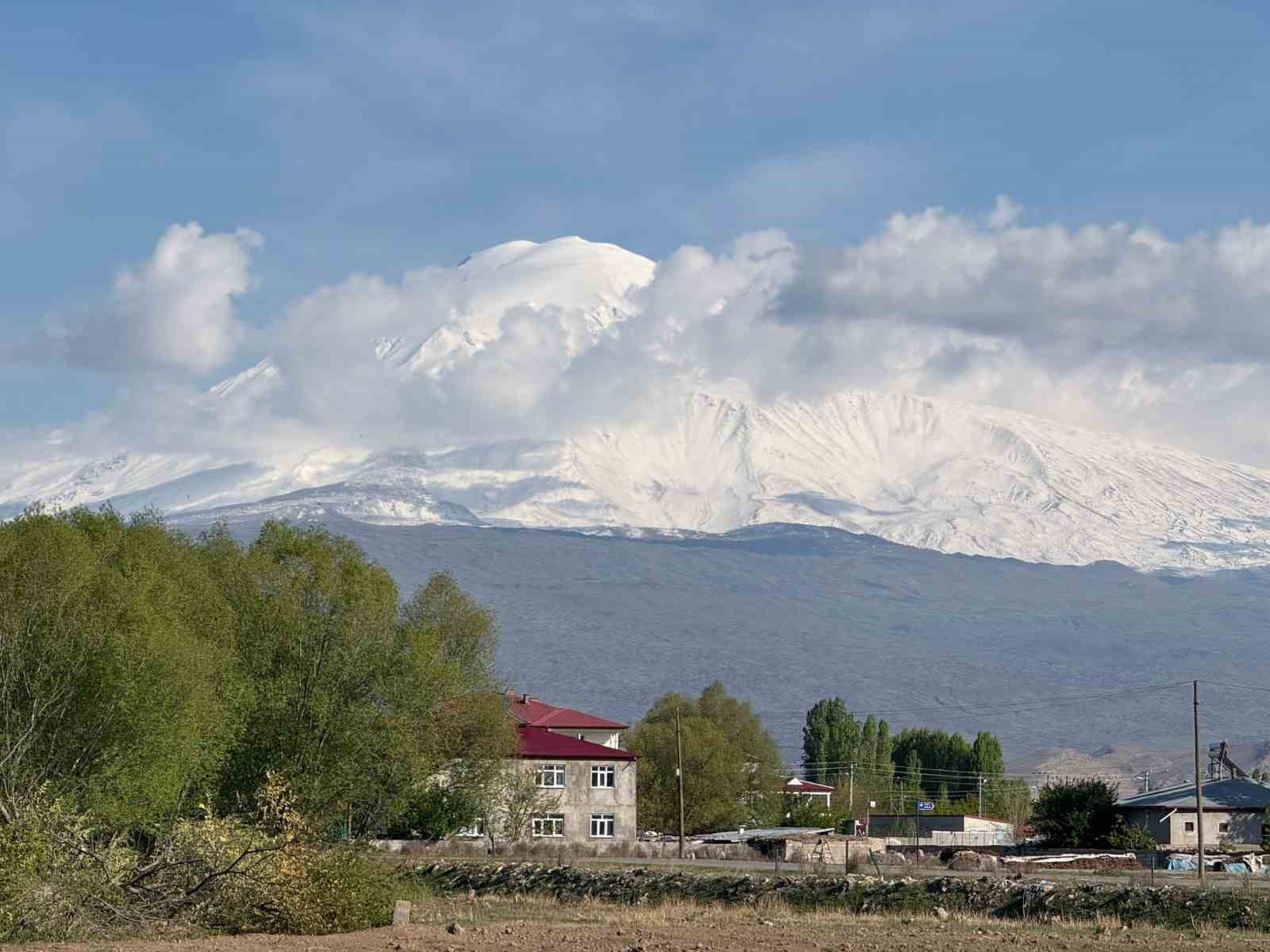 Doğunun Çukurovası Iğdır’da dağlar Nisan’da beyaza büründü