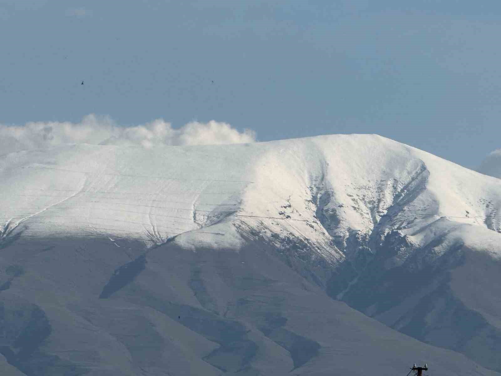 Doğunun Çukurovası Iğdır’da dağlar Nisan’da beyaza büründü