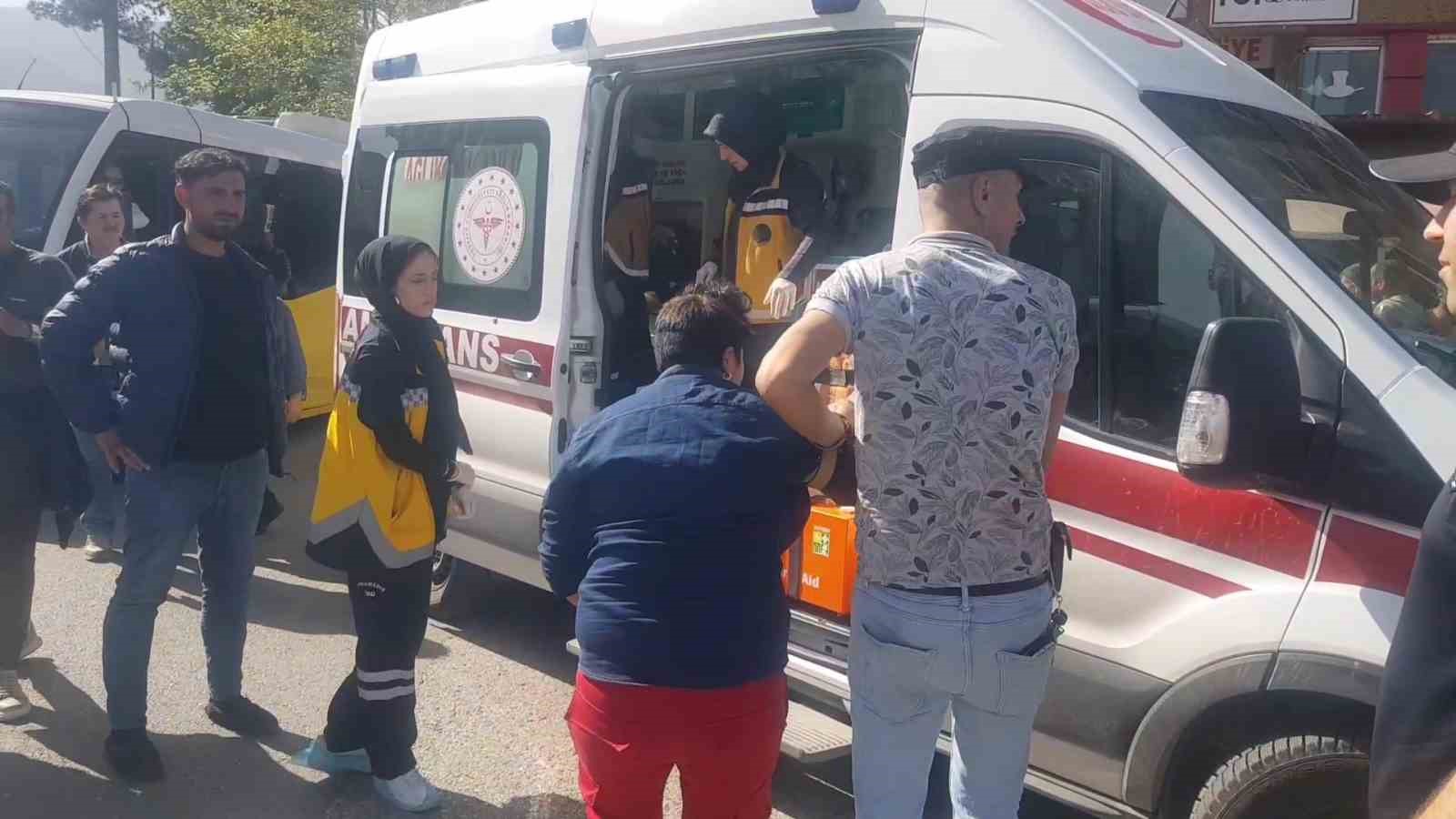 Birbirlerine taş, duba ve bıçakla saldırdılar: Kavga anı kamerada