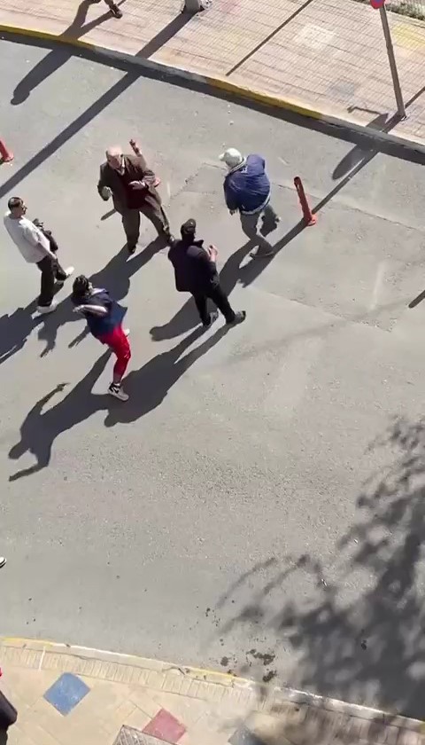 Birbirlerine taş, duba ve bıçakla saldırdılar: Kavga anı kamerada