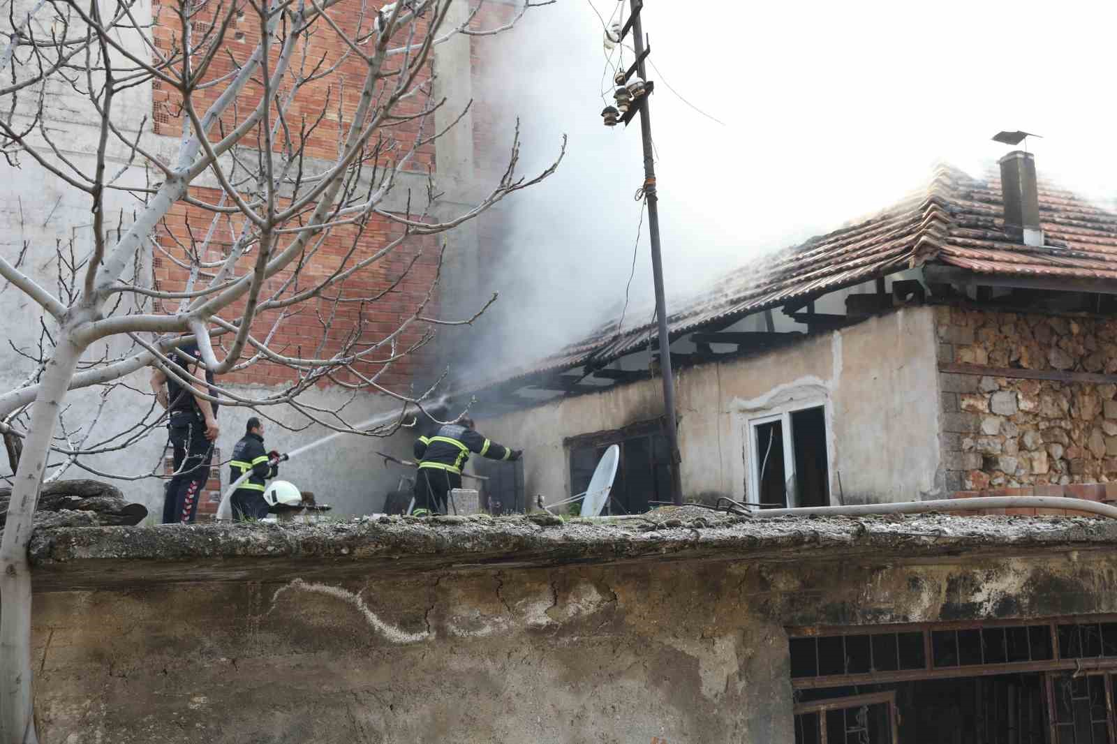 İki katlı evde çıkan yangında yaşlı kadın dumandan etkilendi