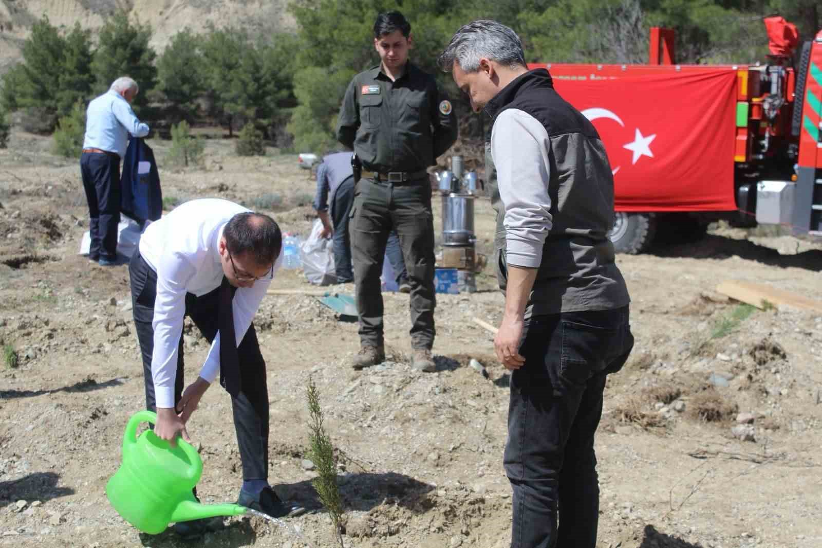 Emekli öğretmenler doğa için kolları sıvadı, onlarca fidan dikti