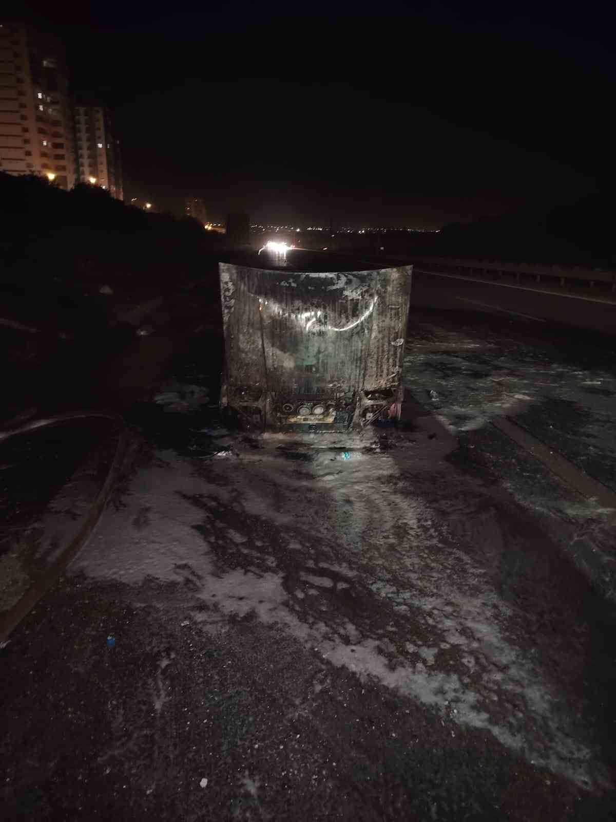 Tarsus’ta seyir halindeki araç alev aldı