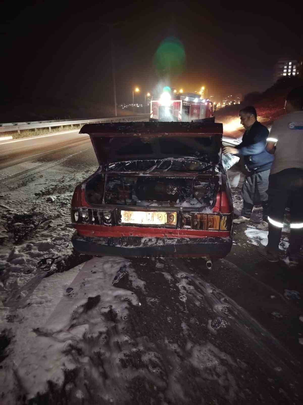 Tarsus’ta seyir halindeki araç alev aldı