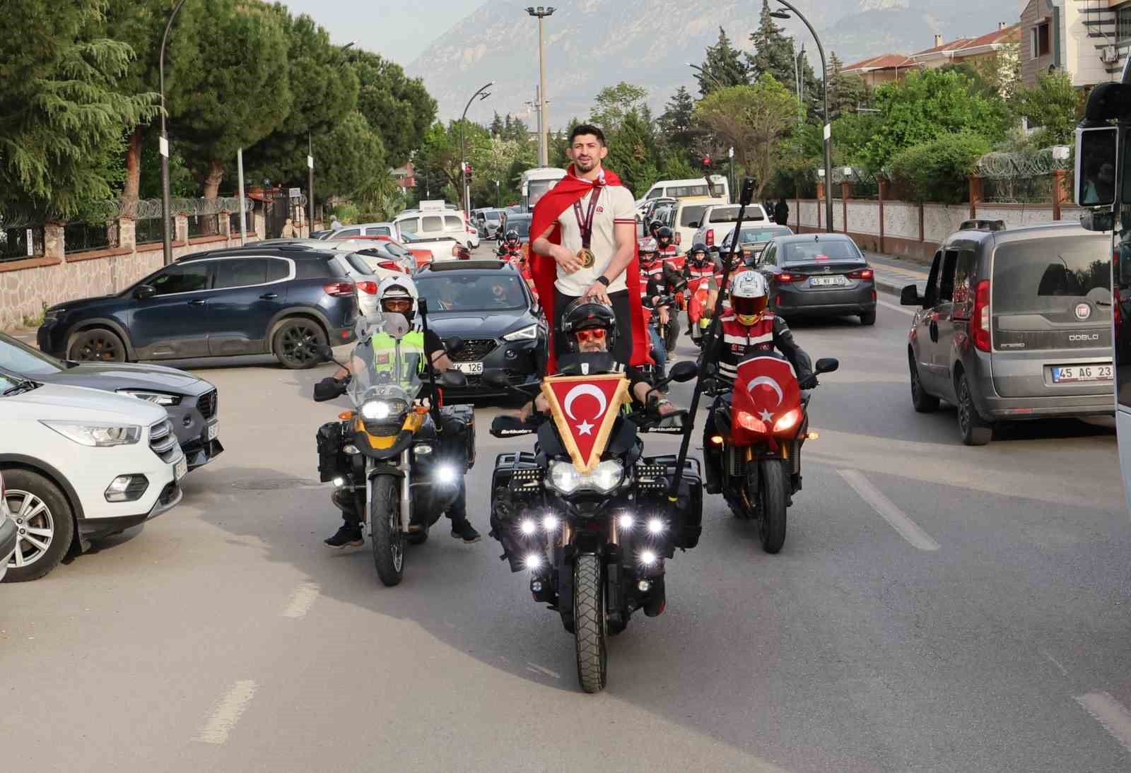 Avrupa şampiyonu Kerem Kamal’a Manisa’da coşkulu karşılama