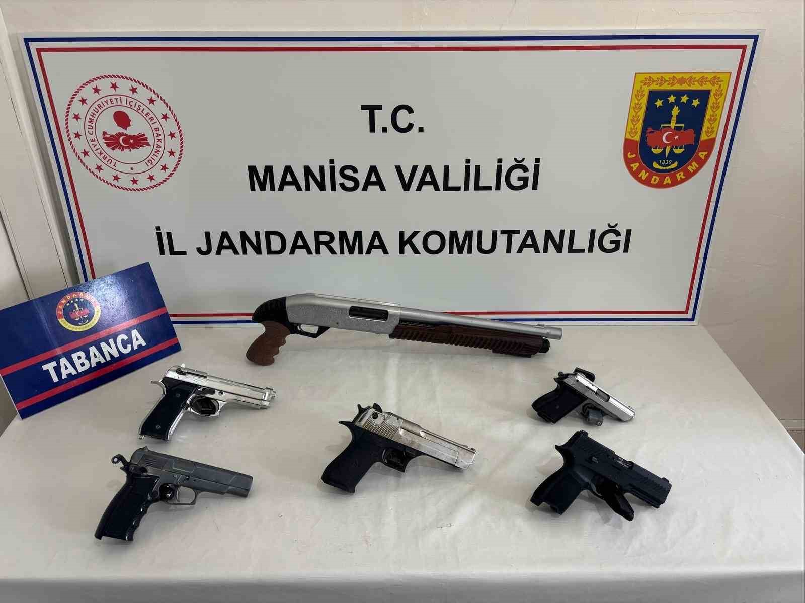 Evlerinde ruhsatsız tüfek ve tabancalarla yakalandılar