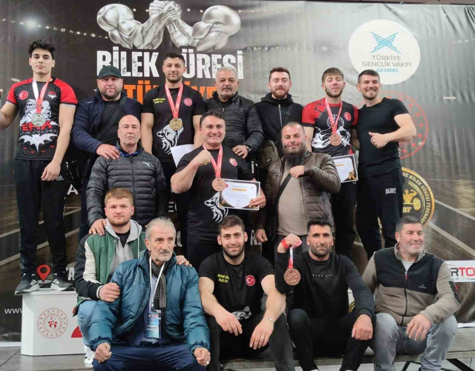 Bayburtlu bilek güreşi sporcuları madalyalarla döndü