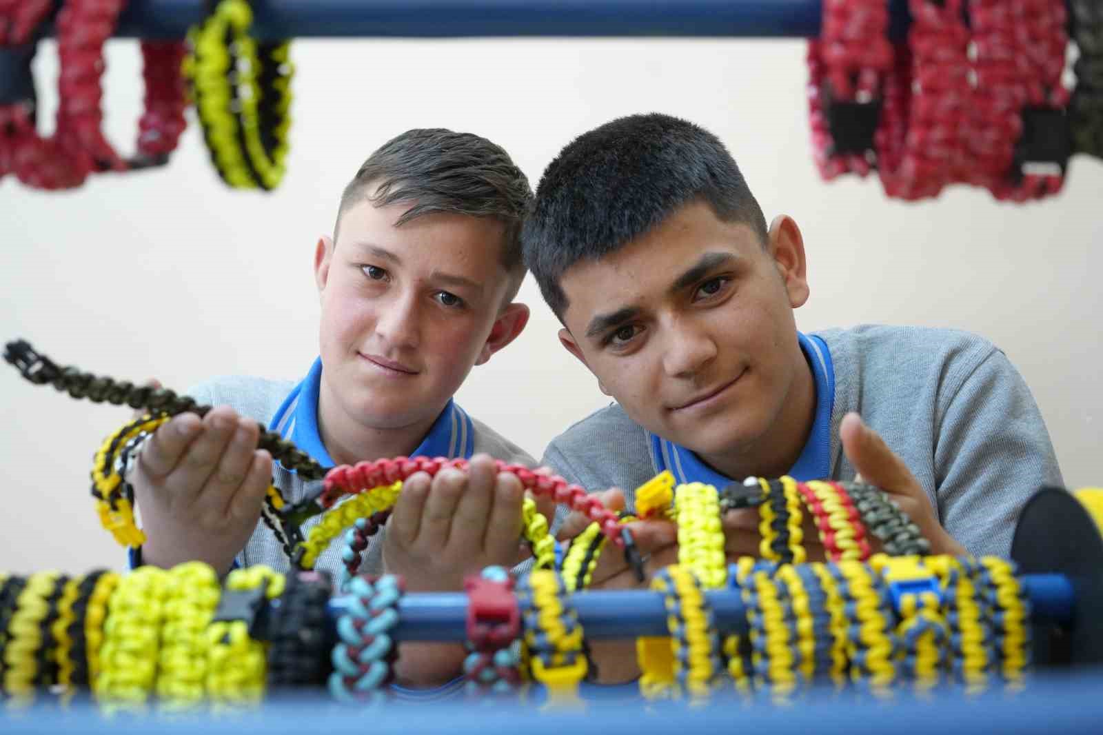 Önce kendisi öğrendi sonra arkadaşlarına öğretti: Bayburt’ta lise öğrencileri rengârenk bileklikler üretiyor