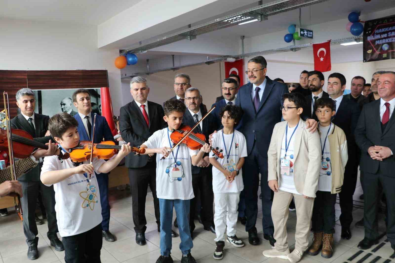 Hakkâri’de bilim ve sanat sergisi ziyarete açıldı