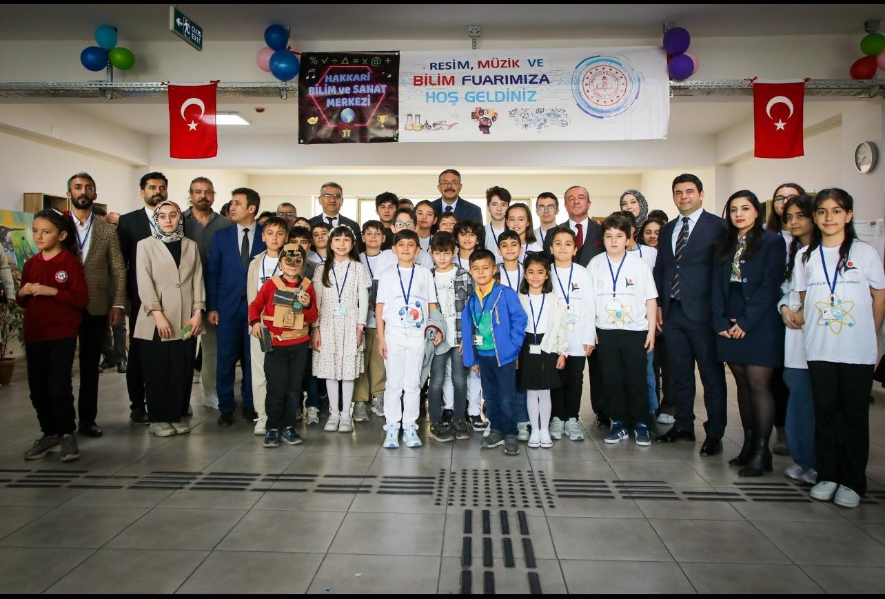 Hakkâri’de bilim ve sanat sergisi ziyarete açıldı