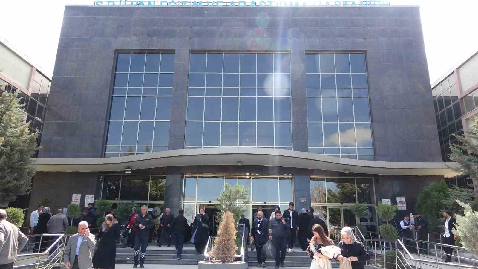 Van’da nadiren uygulanan beyin ameliyatıyla anne ve bebek kurtarıldı