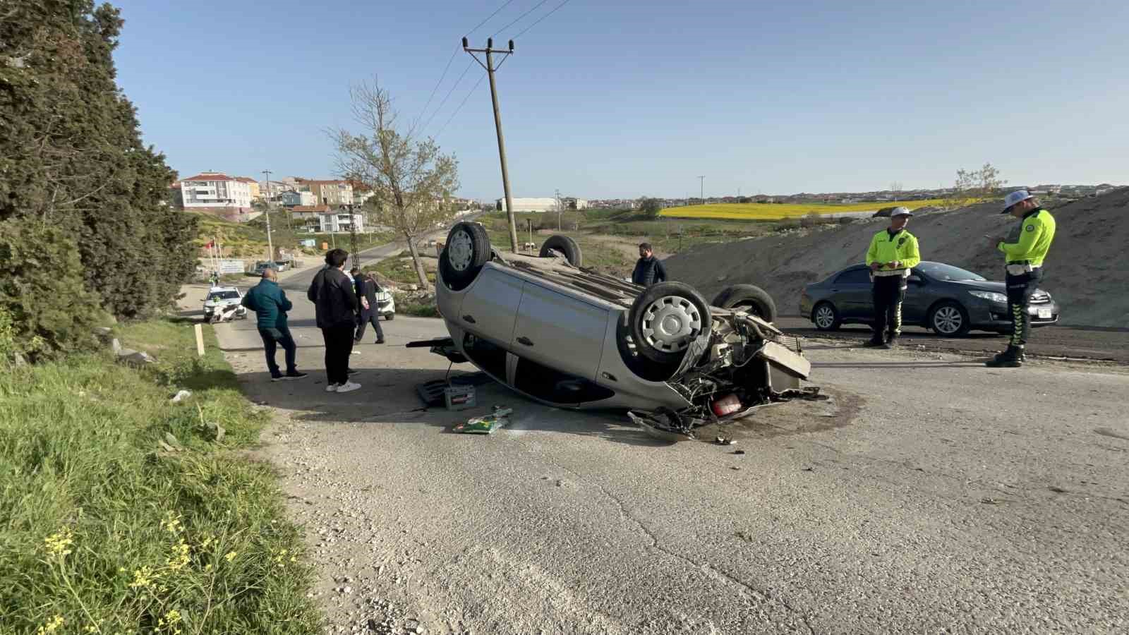 Ağaca çarpan otomobil takla attı