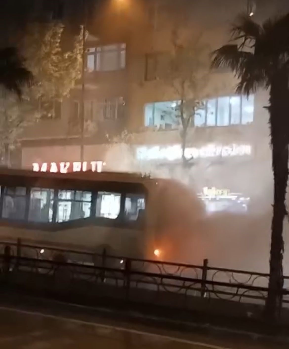 Belediye otobüsü arıza yaptı, çevreyi duman sardı