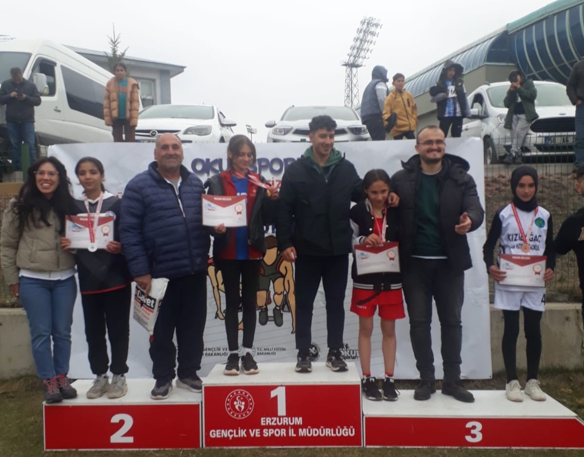 Erzincanlı ortaokul öğrencisinden yüksek atlamada grup birinciliği