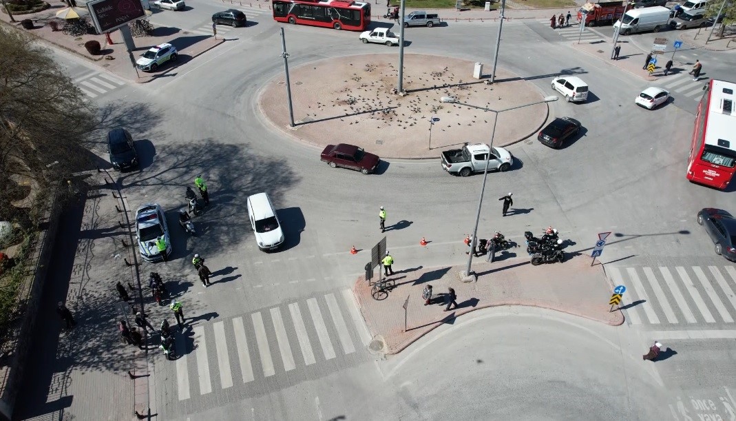 Motosiklet s&uuml;r&uuml;c&uuml;lerinin kural ihlal bahaneleri pes dedirtti
