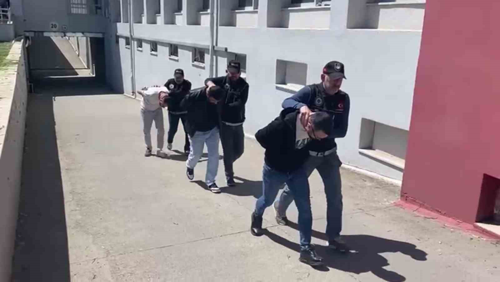 1 kilo 52 gram uyuşturucu ile yakalanan şüphelilerden "Satıcı değil içiciyiz" savunması