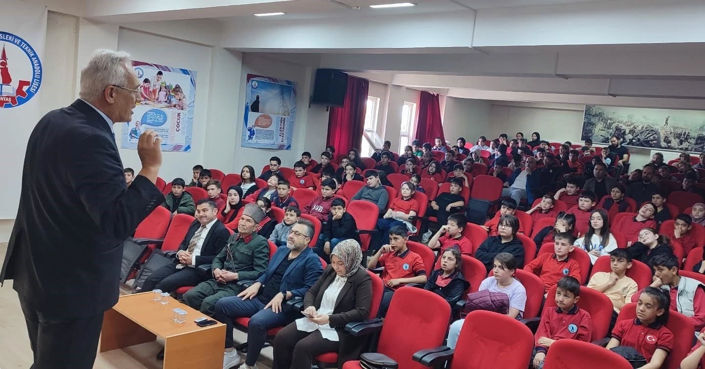 Altıntaş’ta "Kurtuluştan Egemenliğe" temalı çocuk söyleşisi