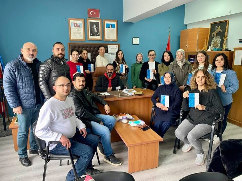 Kalemini yüreğiyle buluşturdu, gelirini öğrencilere bağışladı