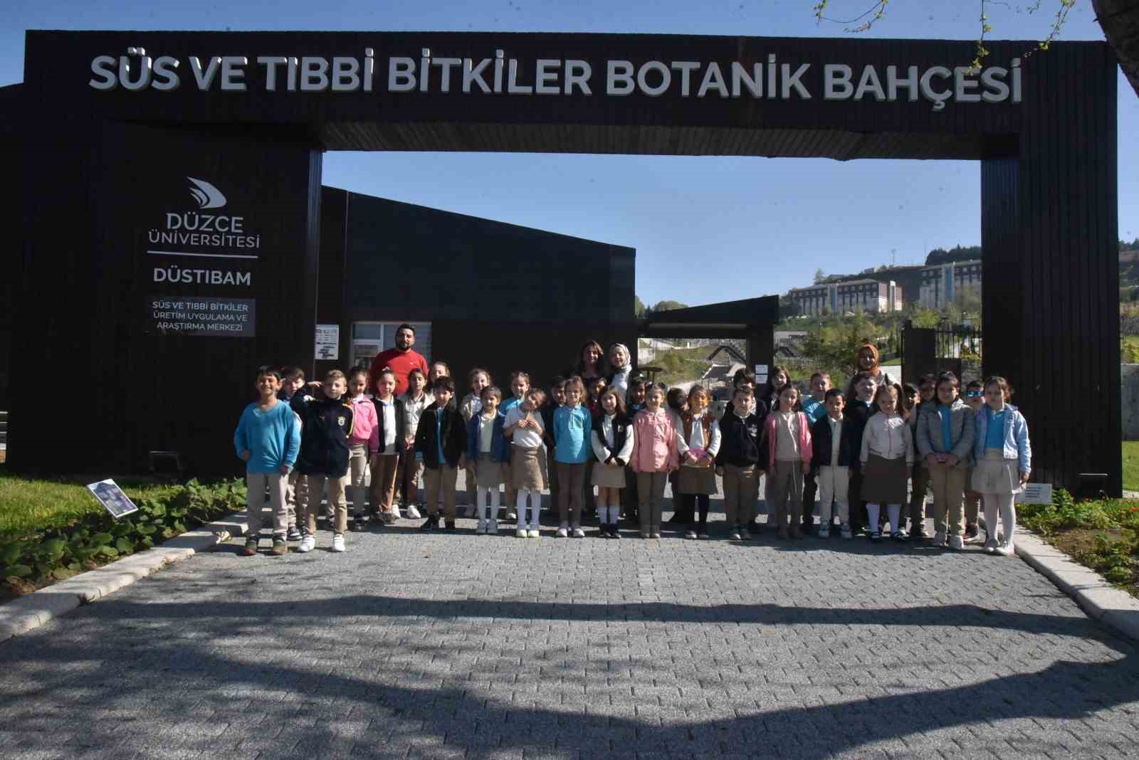 Öğrencilerinden botanik bahçesinde