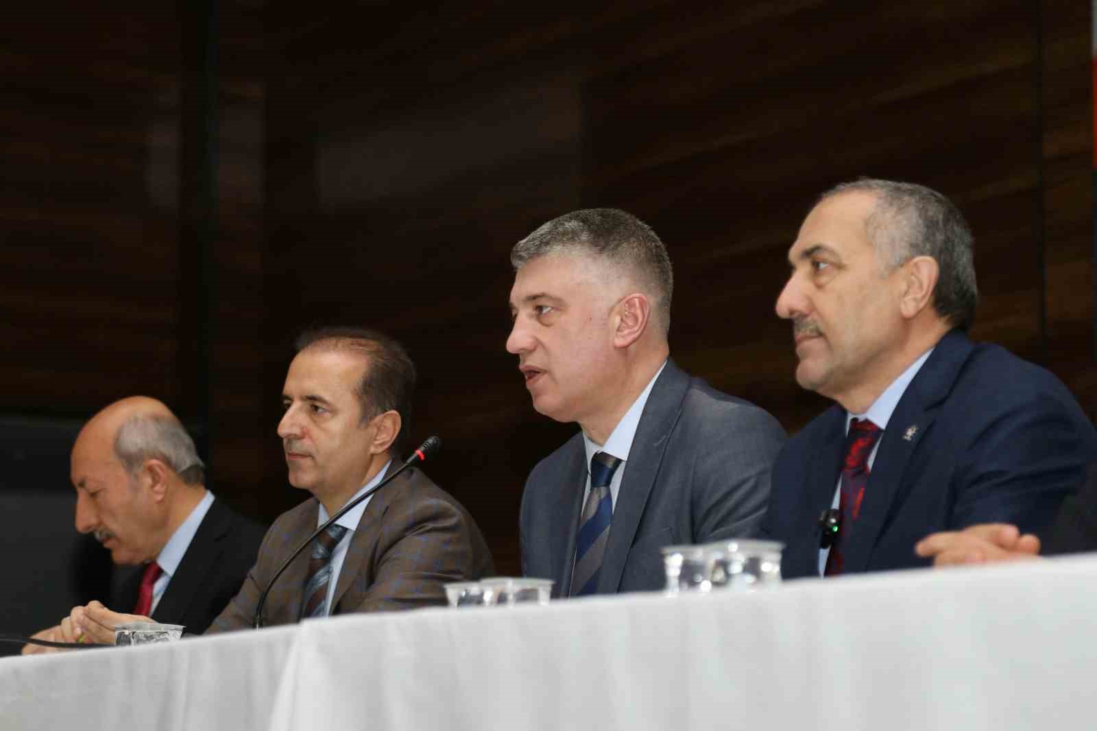 Van B&uuml;y&uuml;kşehir Belediyesi Genel Sekreteri Akhan, mahalle muhtarlarıyla buluştu
