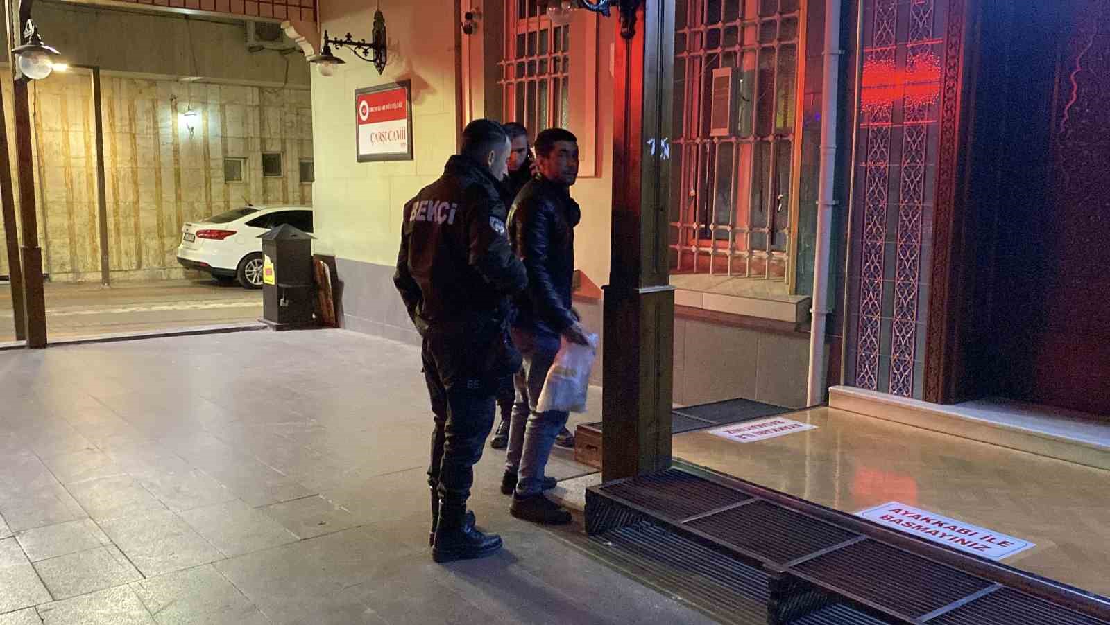 Camide uyuyan adam içeride mahsur kaldı